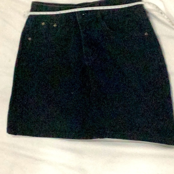 Short black skirt - Picture 1 of 4